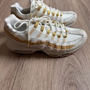 Nike Womens WMNS Air Max 95 Desert Sand/Metallic Gold Size 9